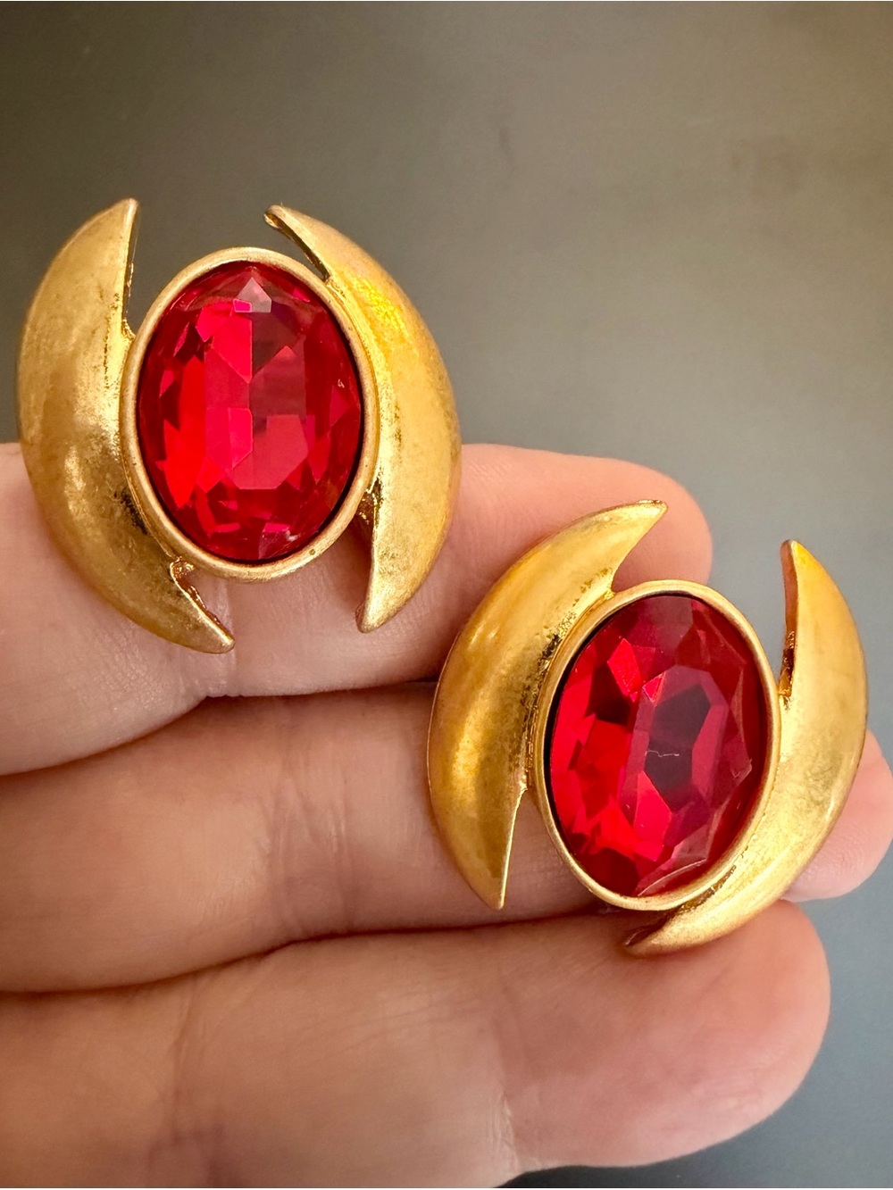 Oscar de la Renta❤️SOLD❤️Ruby Red Gold-Tone Earrings Faceted Crystal Stones - Picture 7 of 11